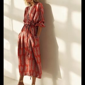 Long kimono with below-the-elbow length sleeves